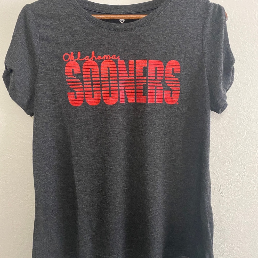 Colosseum Women’s Medium Oklahoma Sooners Open Sleeve Shirt